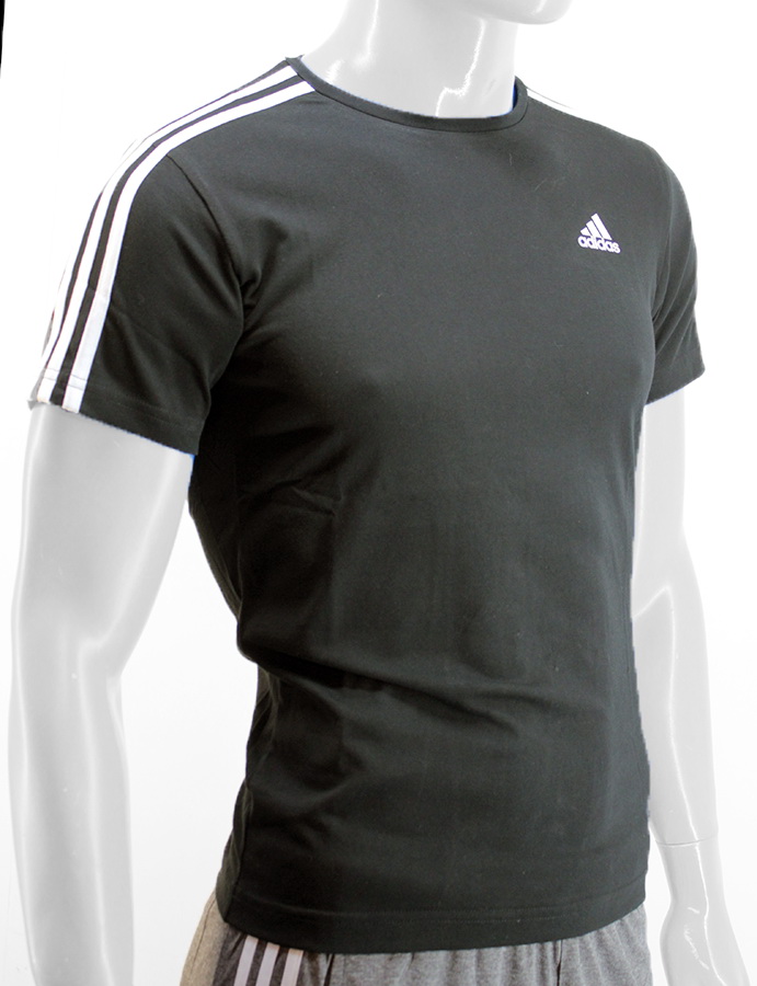 remera negra adidas