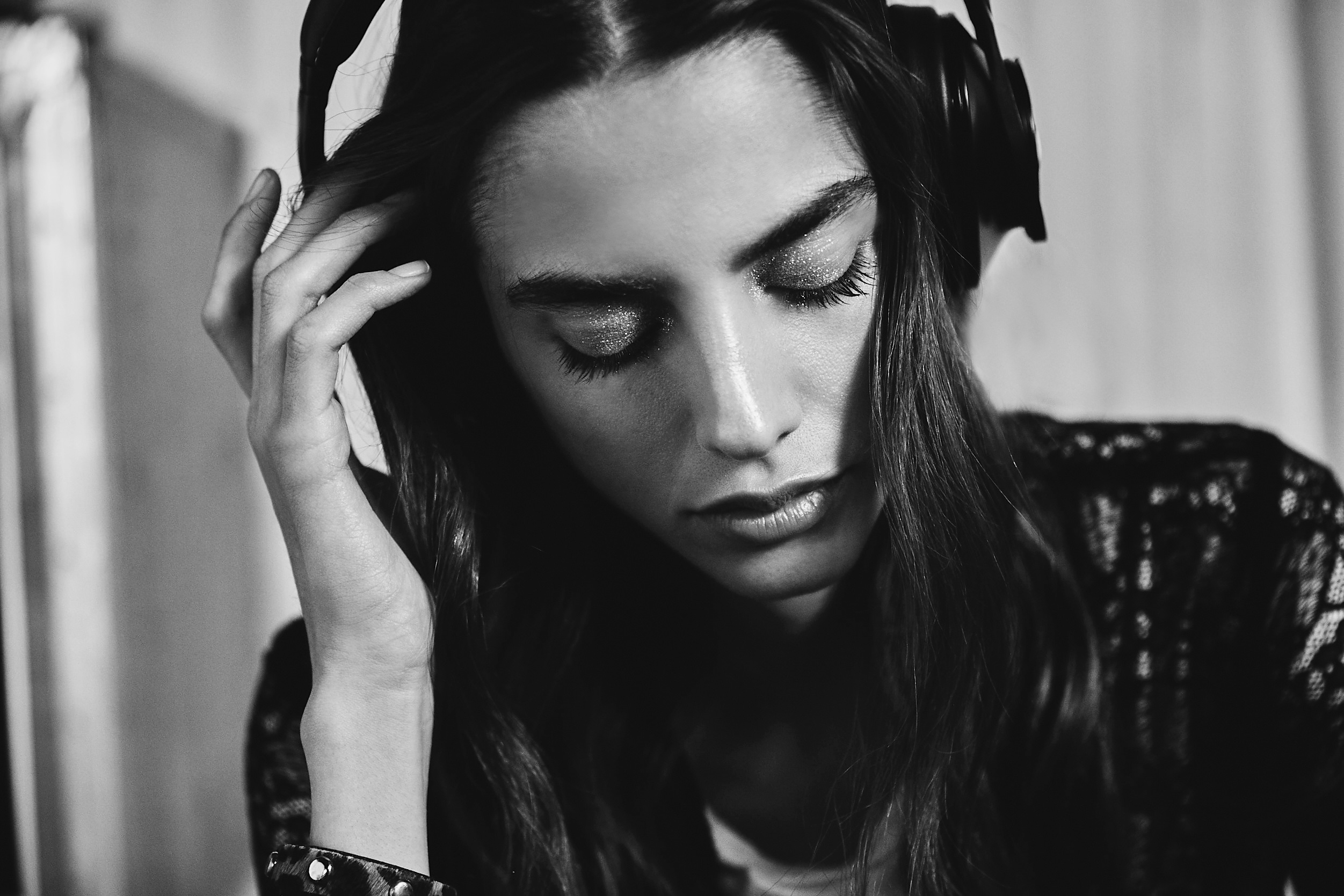 <strong>Elixir of Life</strong> es una colección que fusiona piezas con acento femenino y elementos de la cultura Rock. Prendas que traducen siluetas slim, fusionadas con morfologías oversize, colores estridentes y acentos metálicos.