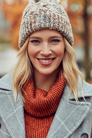 ABRIGO MISURI - POLERÓN BRUS - JEAN CROPPED GREY BLACK - BOTA LAUCA - CARTERA LEITA - GORRO BAYANO