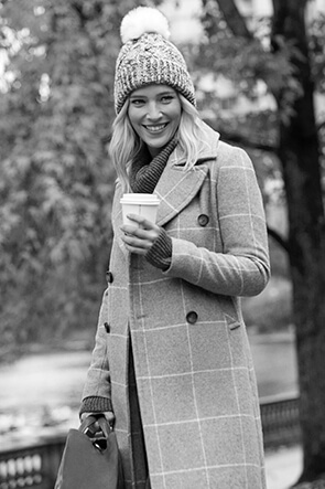 ABRIGO MISURI - POLERÓN BRUS - JEAN CROPPED GREY BLACK - BOTA LAUCA - CARTERA LEITA - GORRO BAYANO